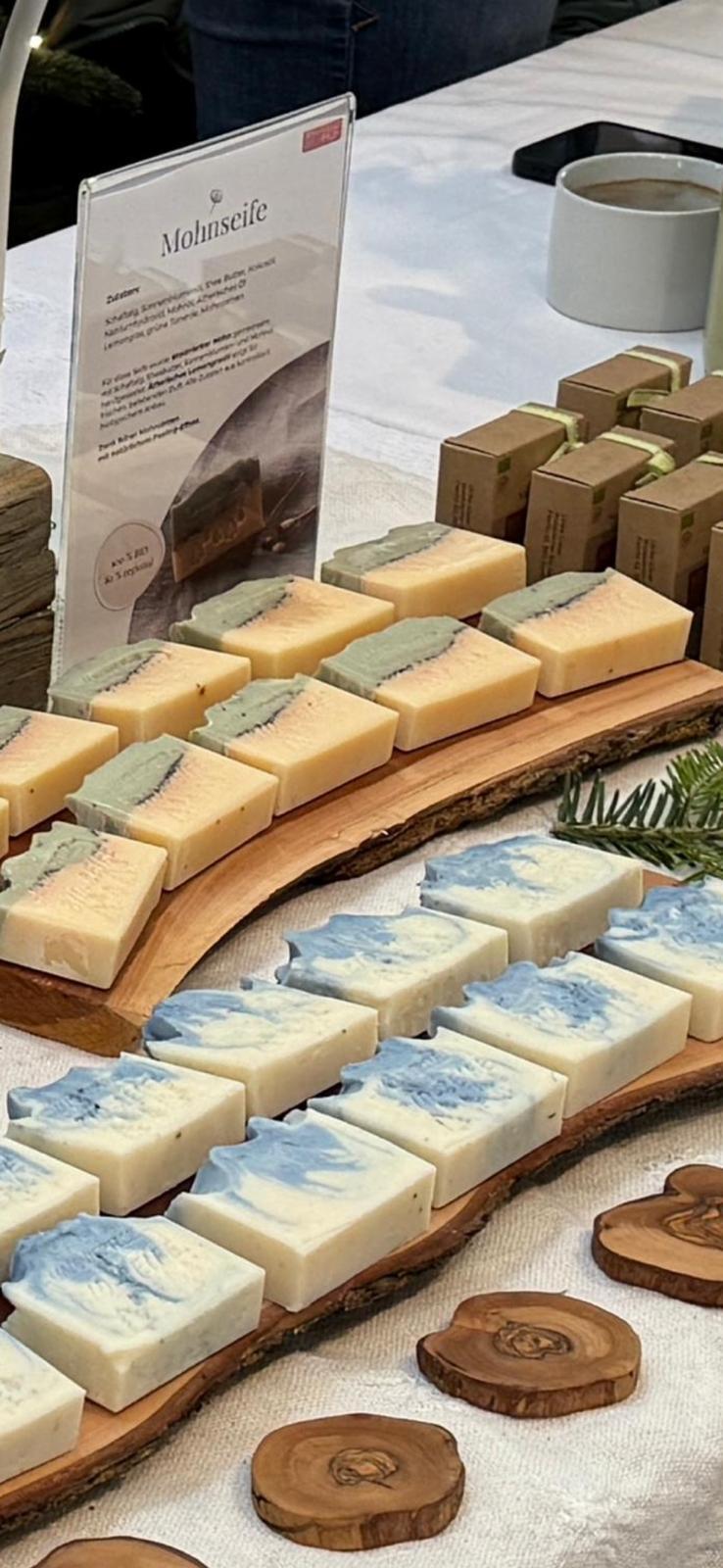 Mohnseife Sortiment am Marktstand