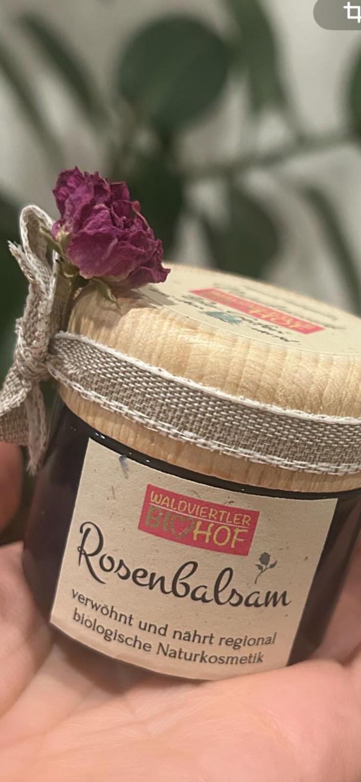 Rosenbalsam in der Hand