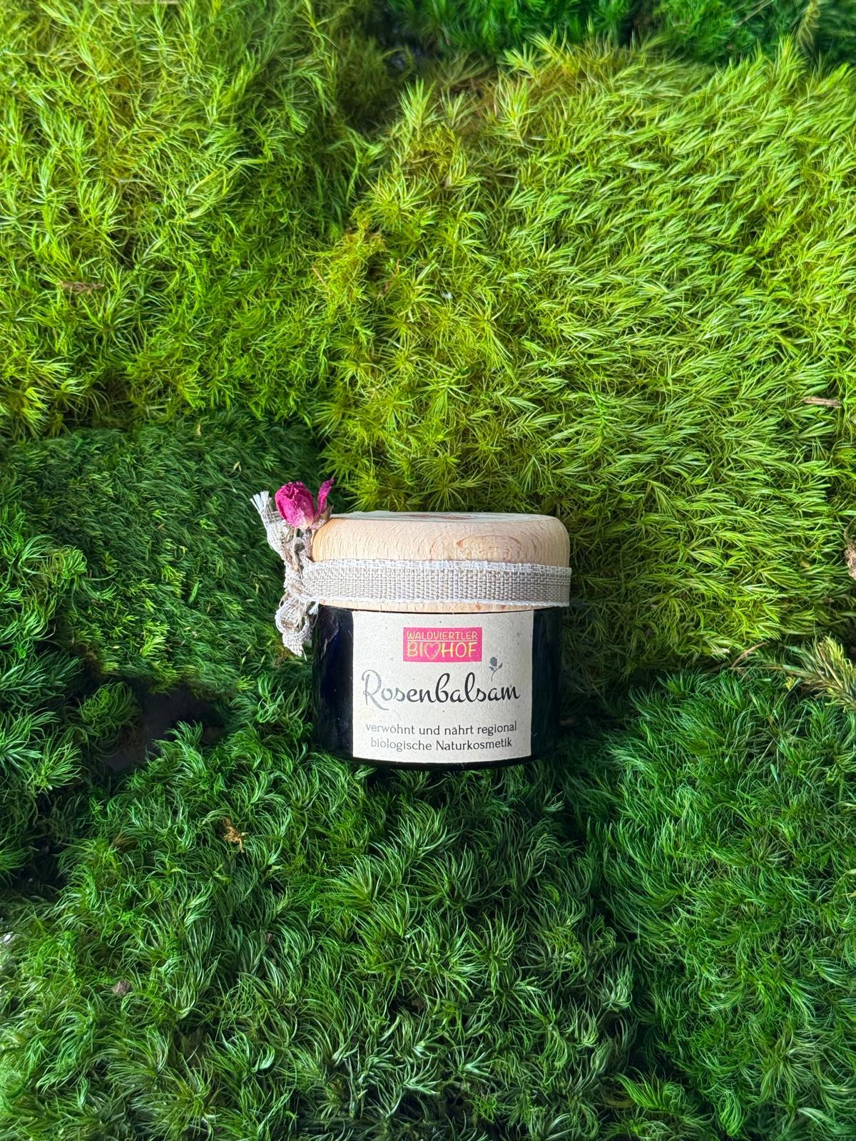 Rosenbalsam auf Waldmoos